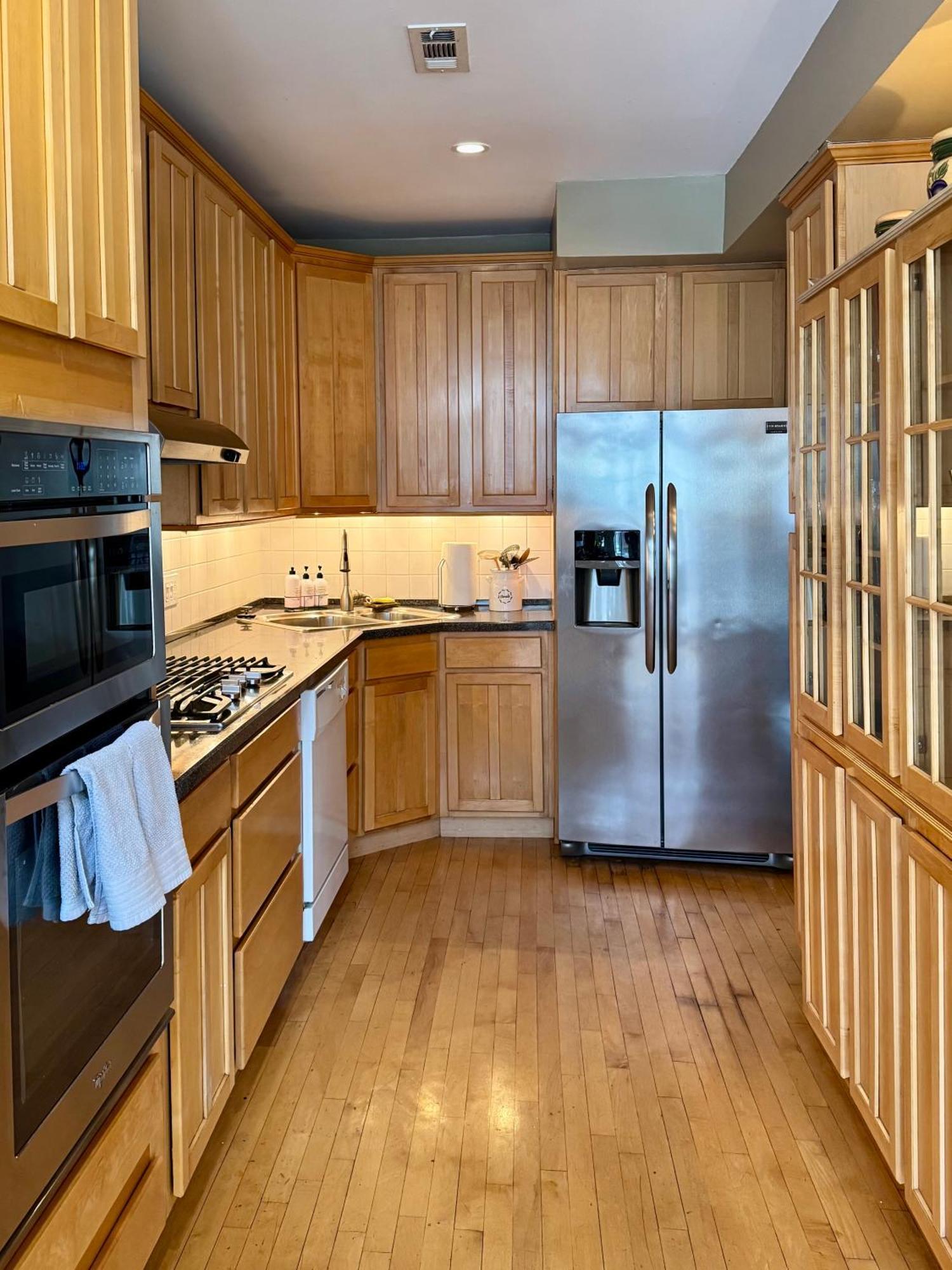 3 Bedroom Spacious Home In Ideal Location W Free Parking Back Yard Pets Welcome Chicago Exterior photo