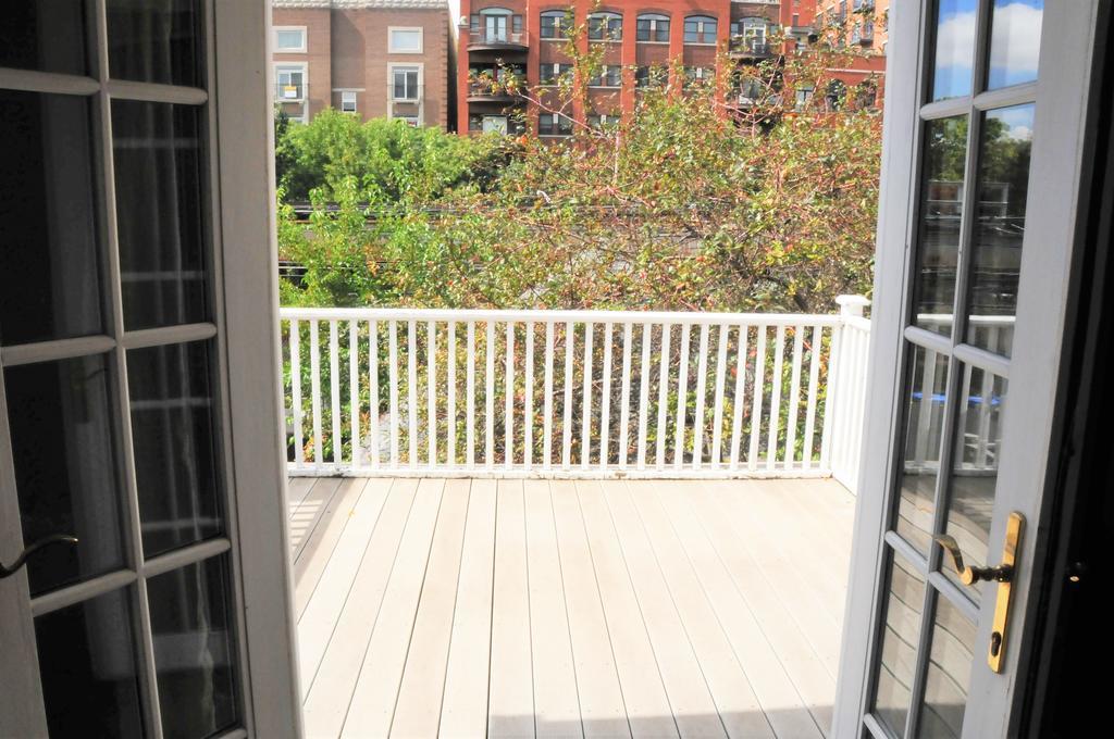 3 Bedroom Spacious Home In Ideal Location W Free Parking Back Yard Pets Welcome Chicago Exterior photo