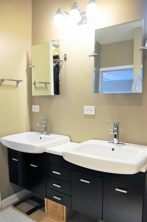 3 Bedroom Spacious Home In Ideal Location W Free Parking Back Yard Pets Welcome Chicago Exterior photo