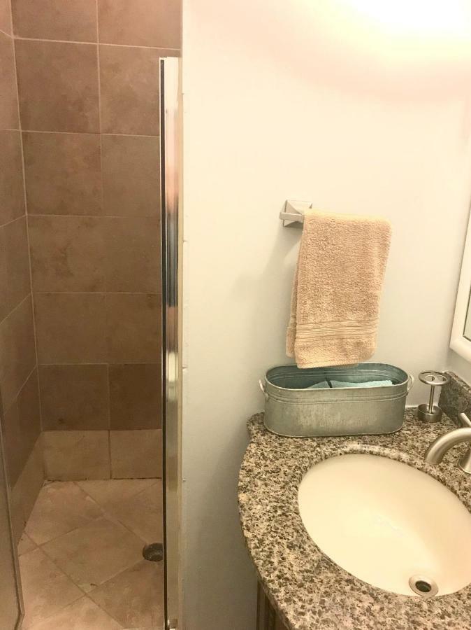 3 Bedroom Spacious Home In Ideal Location W Free Parking Back Yard Pets Welcome Chicago Exterior photo